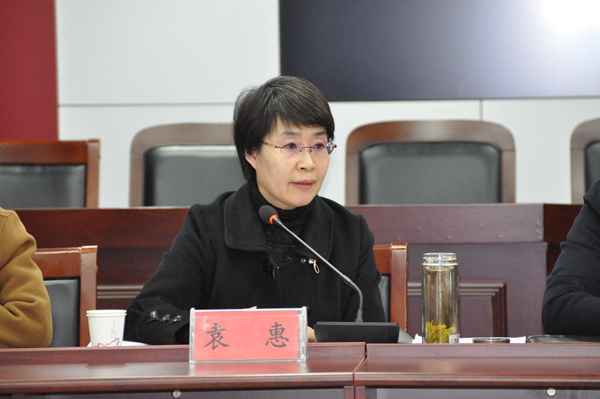 市中院监察室主任袁惠向与会人员通报全市两级法院人民群众满意度提
